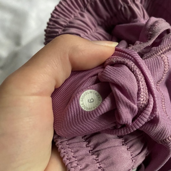 Lululemon Jubilee Hotty Hot 2.5” - Picture 5 of 8